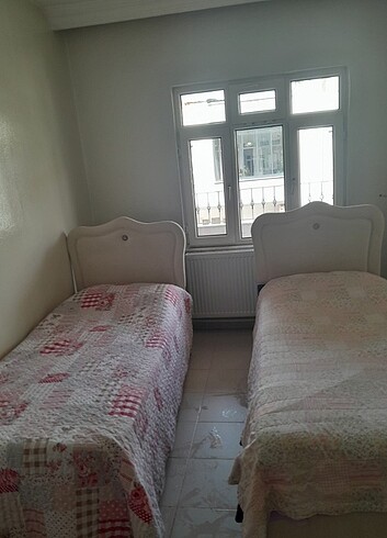 İki adet tek kişilik yatak ve baza
