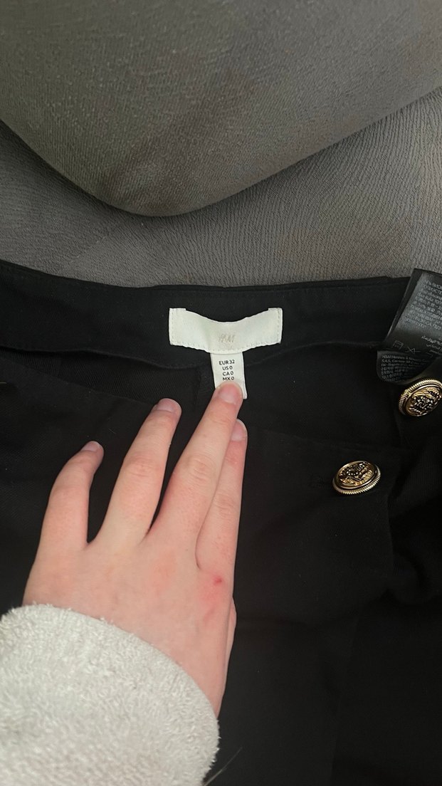 Düğmeli Siyah Mini Etek hm - Görsel 2