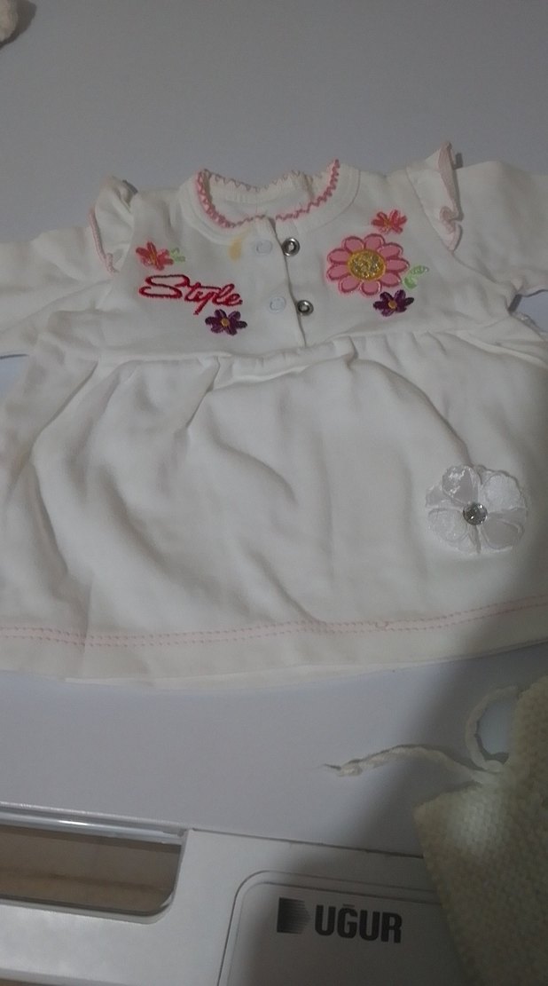 Düğmeli Nakışlı Beyaz Kısa Kollu Elbise - Görsel 2