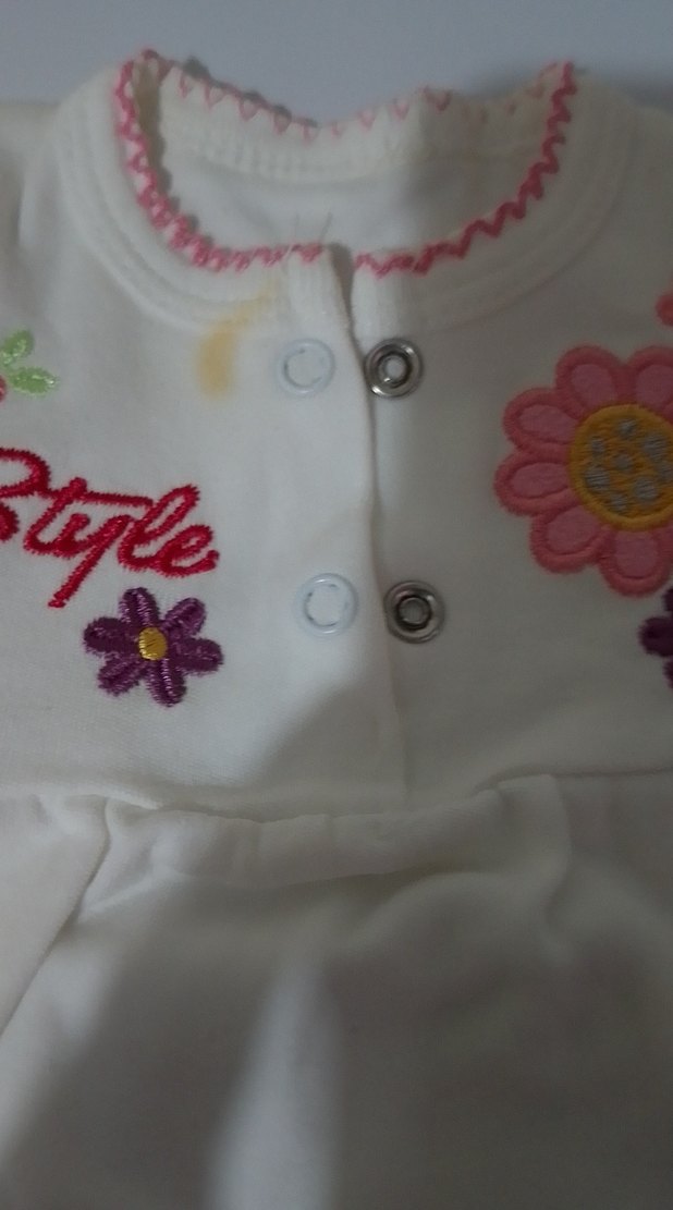 Düğmeli Nakışlı Beyaz Kısa Kollu Elbise - Görsel 3