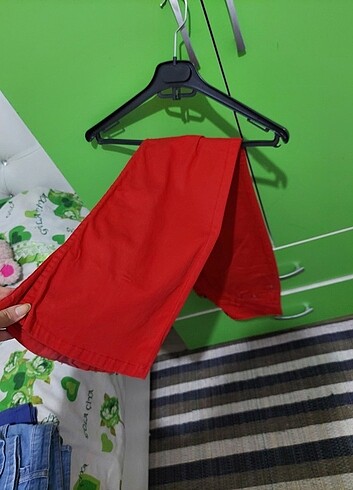 Kırmızı İspanyol paça kot pantolon 