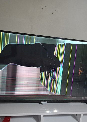 Çok Renkli Hasarlı Monitör - Görsel 2