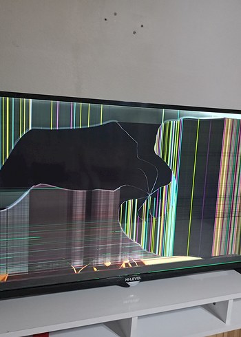 Çok Renkli Hasarlı Monitör - Görsel 3