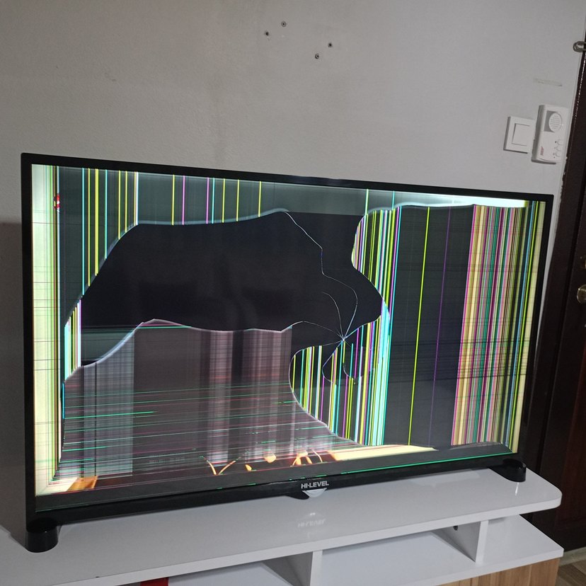 Çok Renkli Hasarlı Monitör - Görsel 3