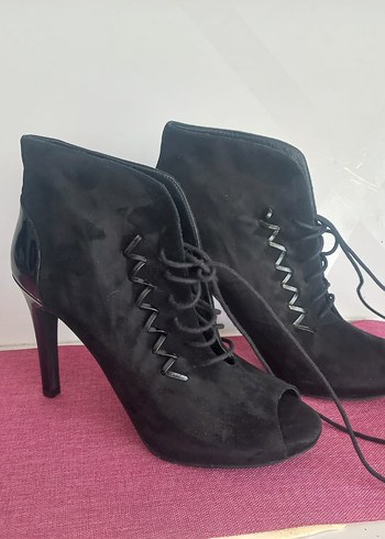 derimod Siyah Süet Bağcıklı Stiletto Bot