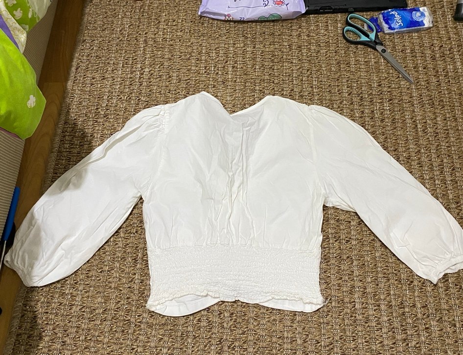 Düğmeli Beyaz Keten V Yaka Kadın Gömlek - Görsel 3