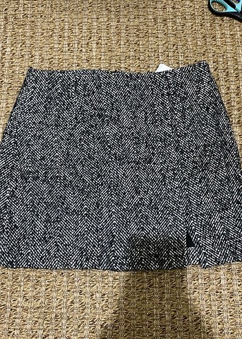 kemerli yırtmaçlı mini etek - Görsel 3