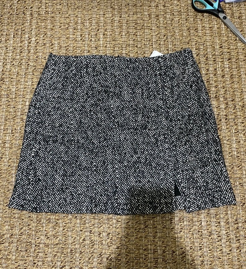 kemerli yırtmaçlı mini etek - Görsel 3