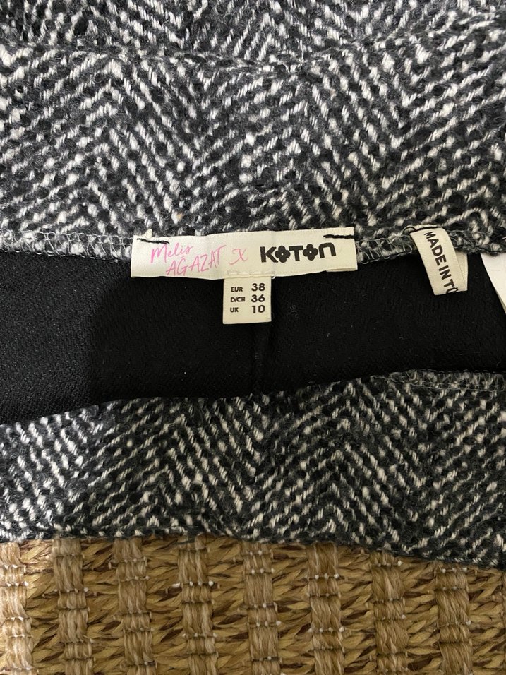 kemerli yırtmaçlı mini etek - Görsel 5