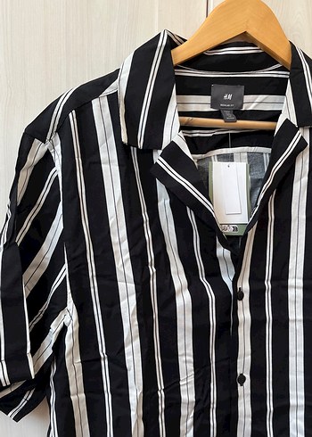 H&M Erkek Siyah Beyaz Çizgili Kısa Kollu Gömlek