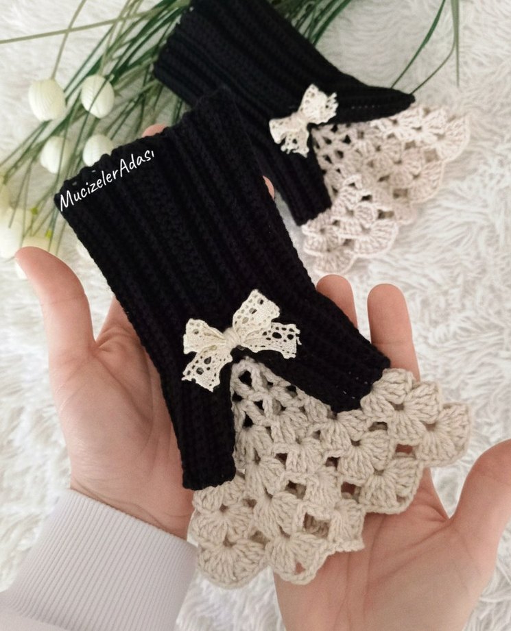 Dantel Detaylı Siyah-Beyaz Örgü Eldiven - Görsel 4