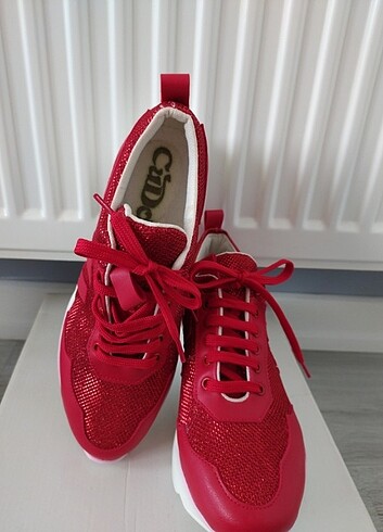 36 Beden 36 numara kırmızı simli spor ayakkabı