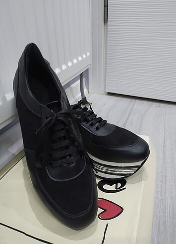 37 numara siyah dolgu topuk spor ayakkabı