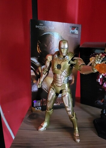 İron man figür gold