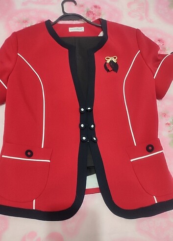 Moda ilgi kırmızı ceket siyah pantolon 