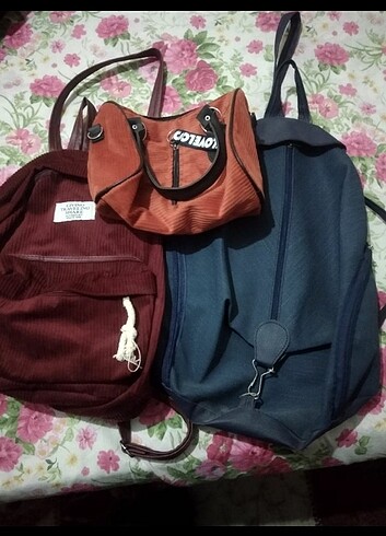 Üç adet çanta