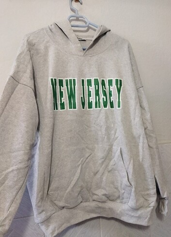 Gri kapusonlu sweatshirt 