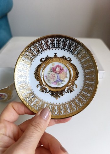 Altın renkli çiçek desenli fincan ve tabağı - Görsel 3