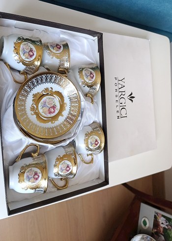 Altın renkli çiçek desenli fincan ve tabağı - Görsel 4