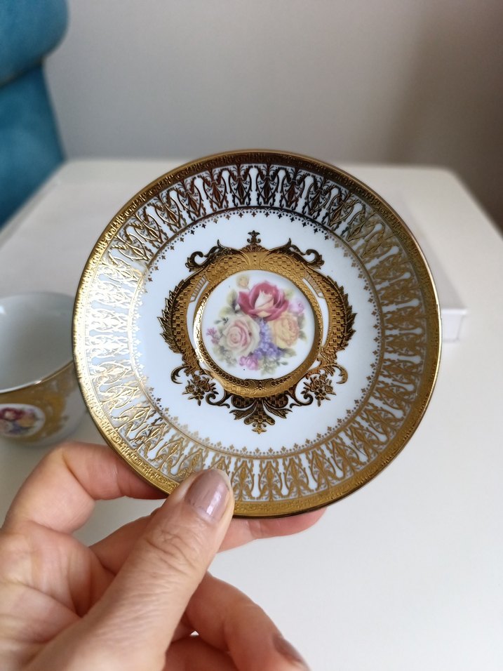 Altın renkli çiçek desenli fincan ve tabağı - Görsel 3