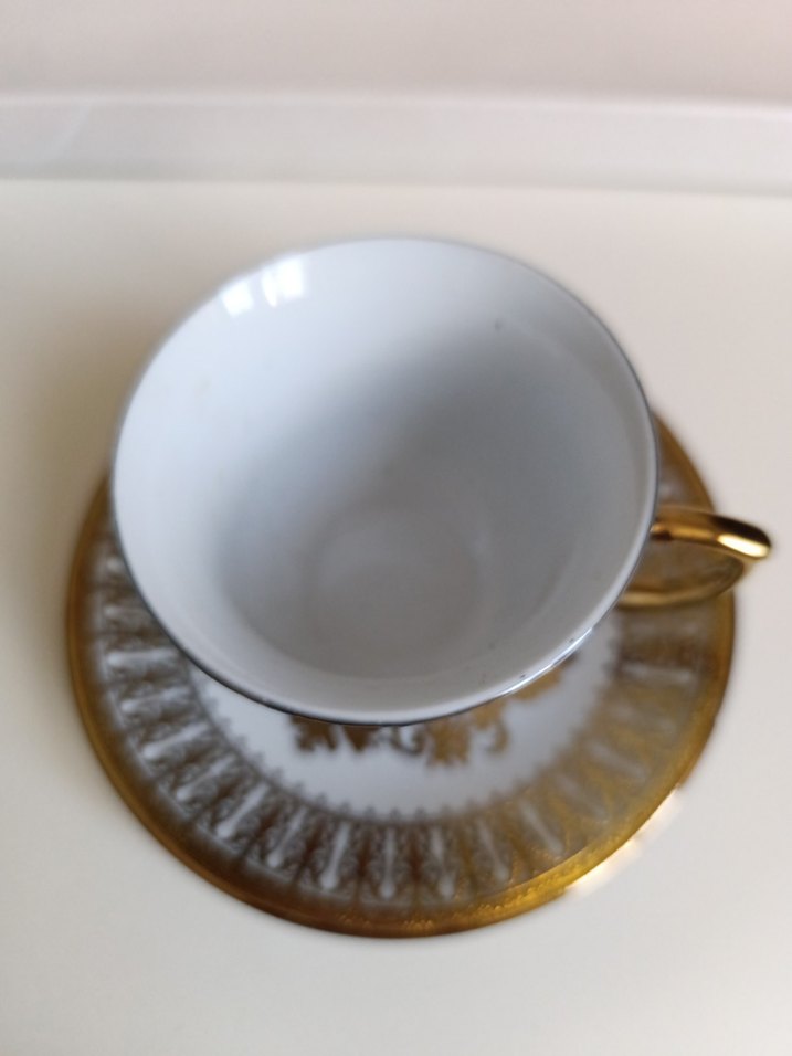 Altın renkli çiçek desenli fincan ve tabağı - Görsel 2