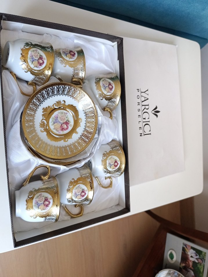 Altın renkli çiçek desenli fincan ve tabağı - Görsel 4