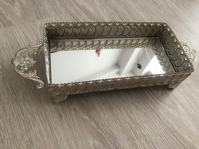 Gümüş renkli tepsi