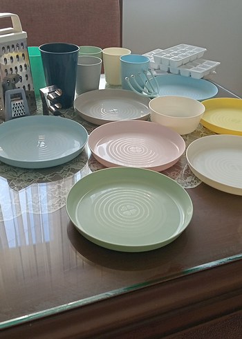plastik mutfak gereçleri Pastel Renkli Tabak ve Bardak Seti ikea