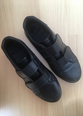 Siyah spor ayakkabı 