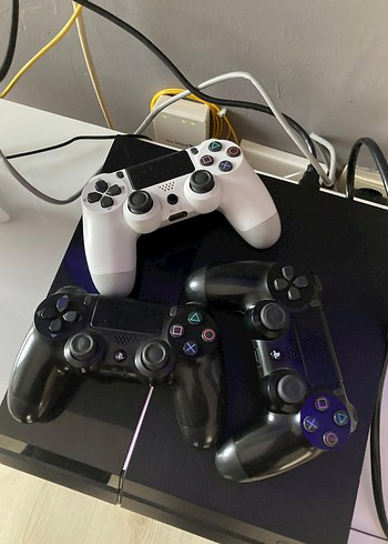 PlayStation 4 Konsol ve 3 Kontrol Cihazı