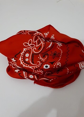 Kırmızı desenlı fular (bandana)