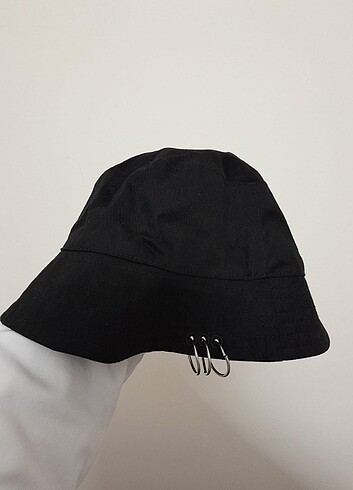 Siyah halka detaylı şapka 