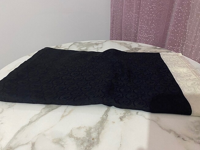 Beden siyah Renk Siyah monogramlı şal