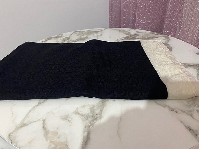 Beden Siyah monogramlı şal