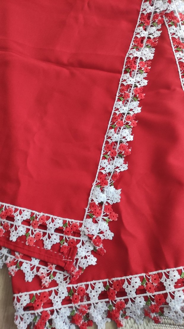 Kırmızı
Detaylı masa örtüsü kare - Görsel 3