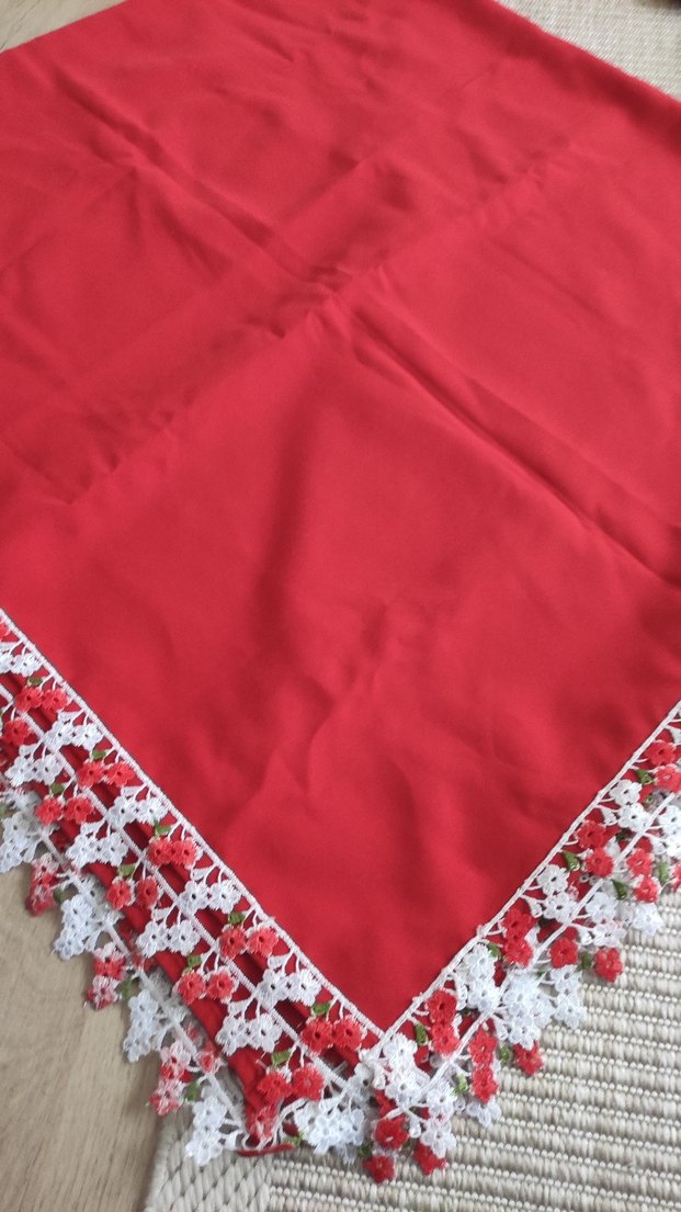 Kırmızı
Detaylı masa örtüsü kare - Görsel 2