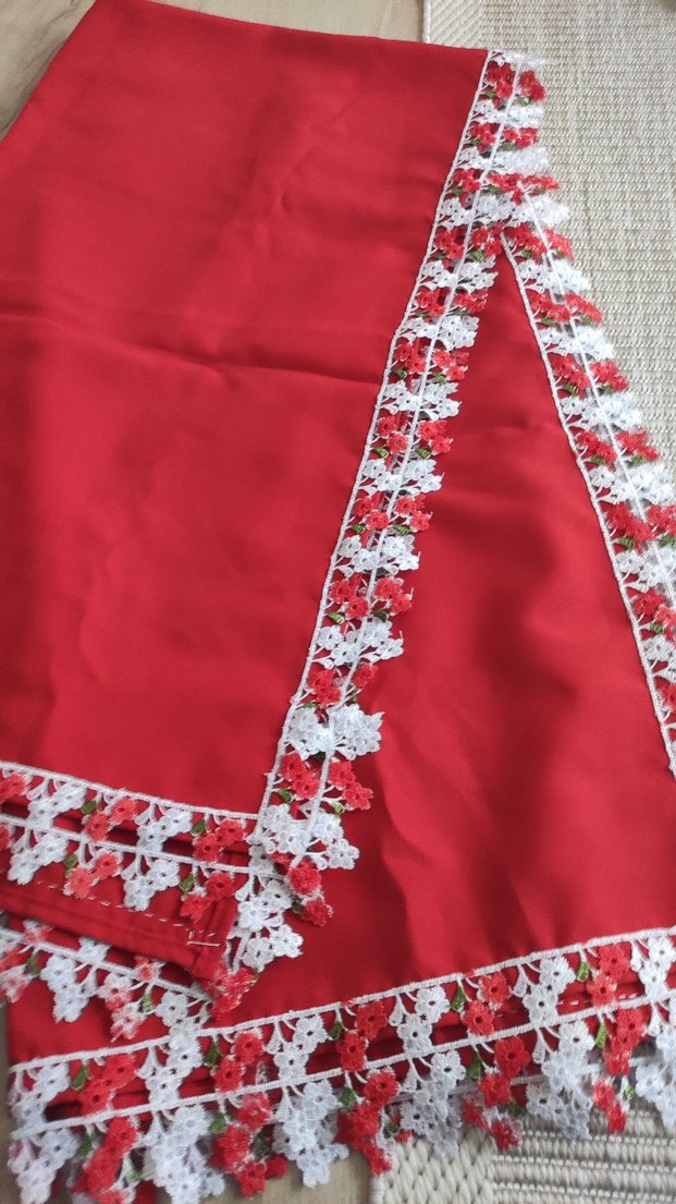 Kırmızı
Detaylı masa örtüsü kare - Görsel 4