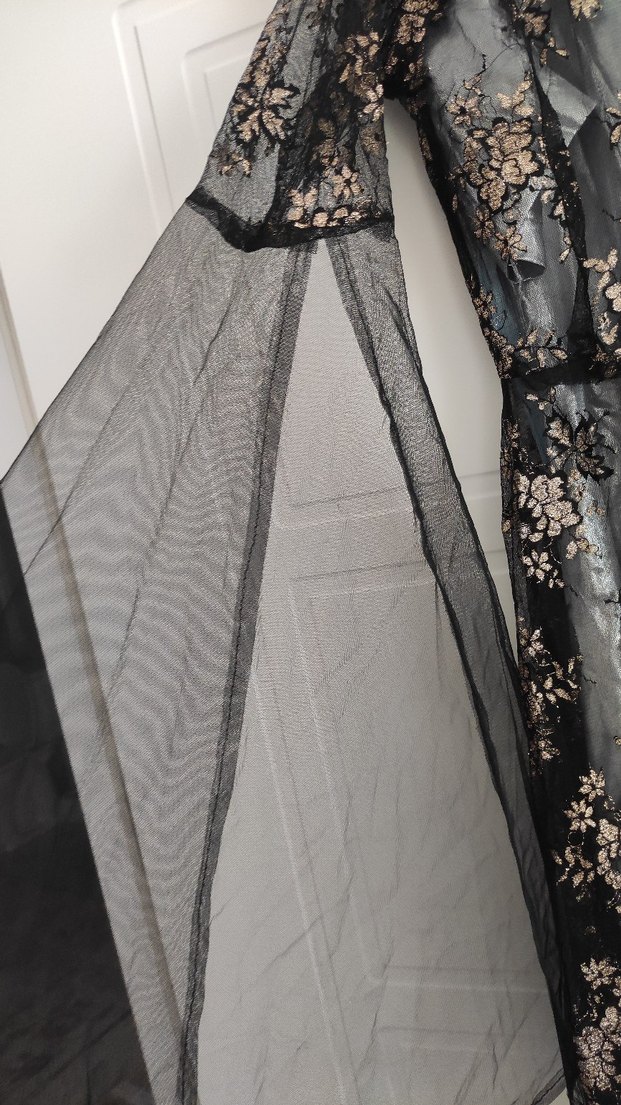 Gri Nakışlı Dantel Detaylı Uzun V Yaka Elbise - Görsel 3