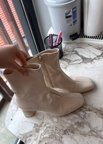 Beyaz Süet Topuklu Kadın Bot - Görsel 2