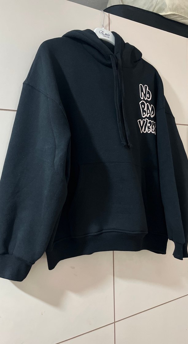 Siyah Kapüşonlu Rahat Kesim Sweatshirt - Görsel 2