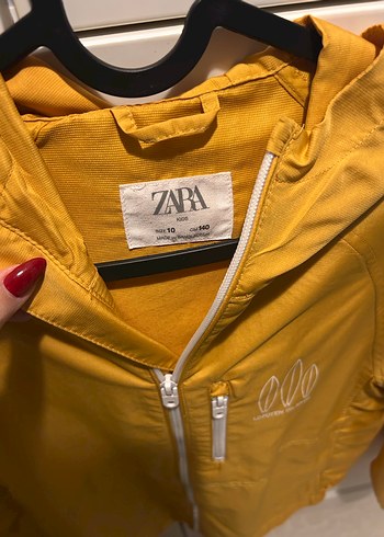 Erkek Çocuk Sarı Kapüşonlu Yağmurluk - Görsel 2