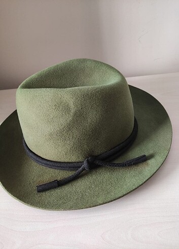 Diğer Beyaz ve yeşil 2 (iki) şapka