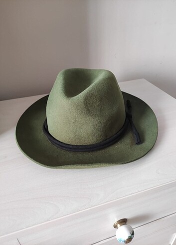  Beden Beyaz ve yeşil 2 (iki) şapka