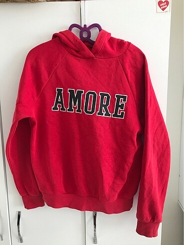 Kırmızı kapüşonlu sweatshirt