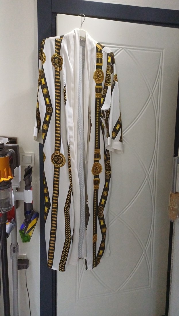 Parlak Beyaz Yılan Desenli Uzun Kadın Sabahlık - Görsel 5