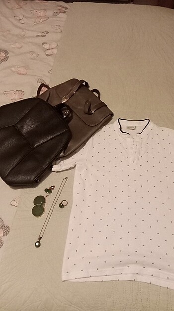 2'li sırt çantası, tişört, küpe, ve takı seti