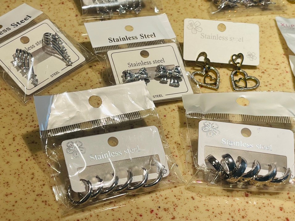 Mini Gri ve Altın Renkli Sequined Küpeler - Görsel 2