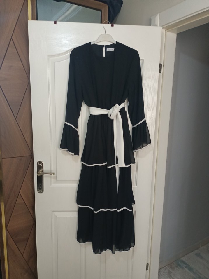 Siyah Fırfırlı Uzun Elbise - Görsel 2