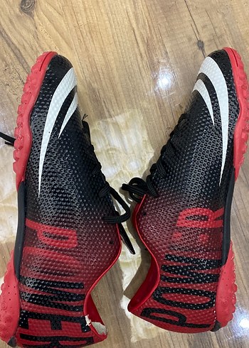 Kırmızı Yılan Desenli Erkek Futbol Ayakkabısı - Görsel 2