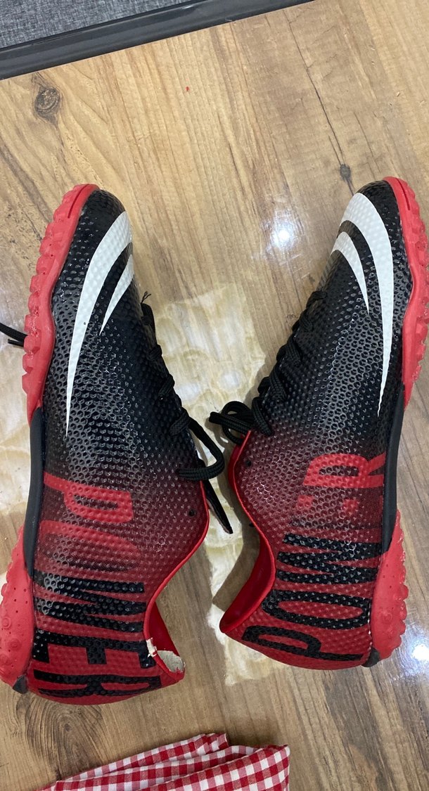 Kırmızı Yılan Desenli Erkek Futbol Ayakkabısı - Görsel 2